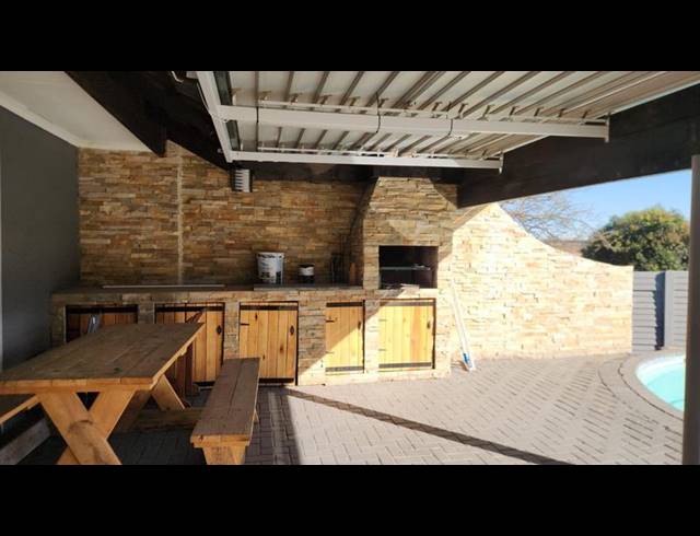 3 BEDROOM HOUSE FOR SALE IN SECUNDA CENTRAL